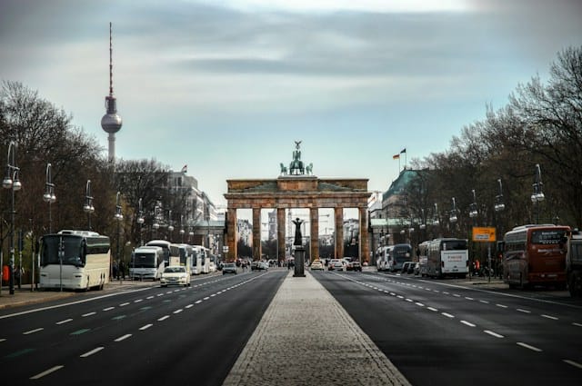 Foto de Berlín , Alemania con las puertas de Brandenburgo de fondo.