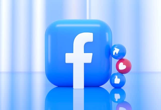 Logo de Facebook con símbolos de flecha hacia arriba un corazón y un like.
