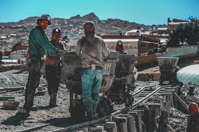 Mineros cansados trabajando