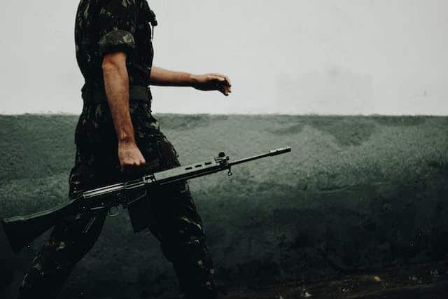 Soldado caminando con arma de fuego