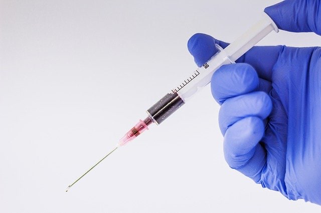 C. S. condena a servicio de salud y corporación municipal por muerte de paciente inyectada con aguja infectada.