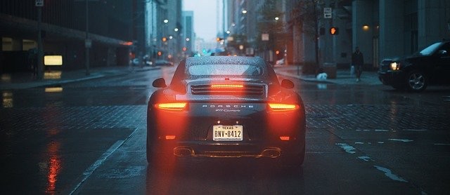 Porsche 911 negro, usado visto desde atrás