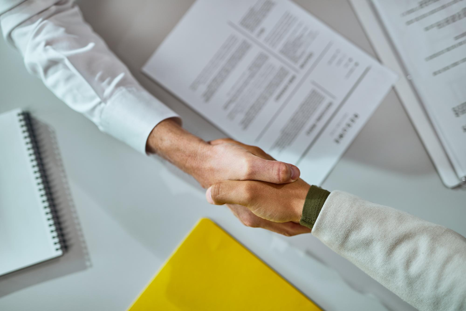 Contratos de trabajo de extranjeros en Chile: guía completa 2025